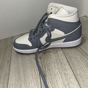 NEVER WORN JORDANS Gray and White High-Top NIKE
